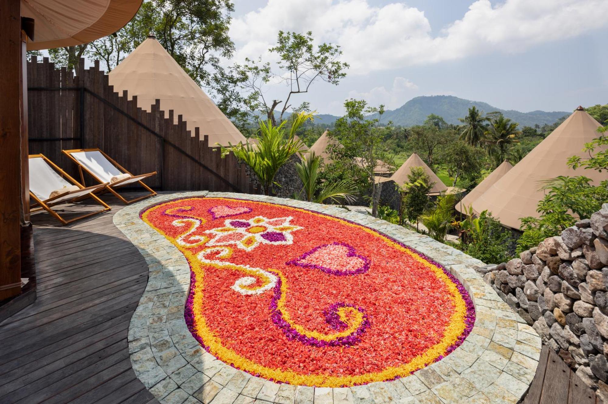 Hotel Wapa di Ume Sidemen - CHSE Certified Exterior foto A pookkalam at a resort in Kerala