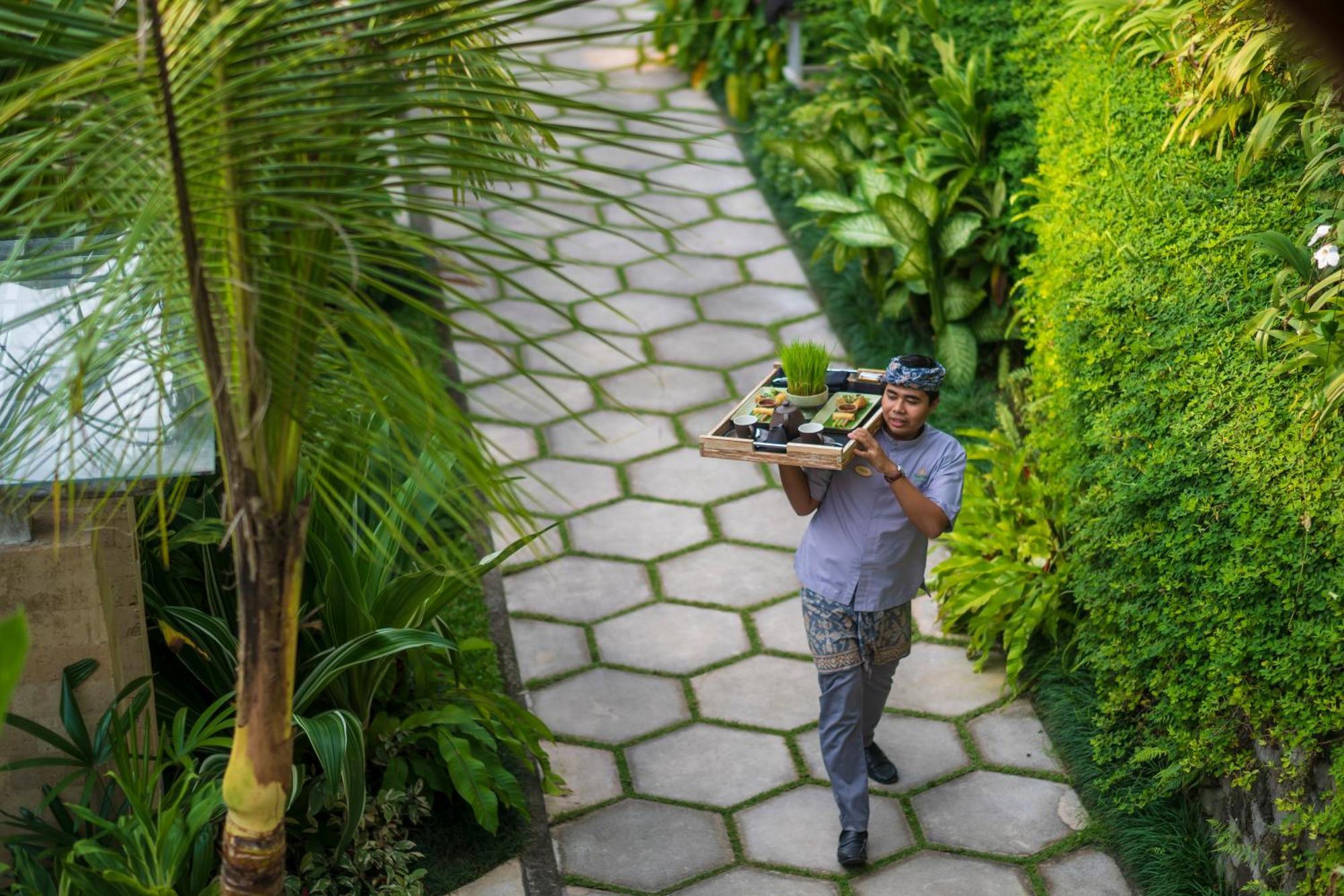 Hotel Wapa di Ume Sidemen - CHSE Certified Exterior foto A waiter at a resort in Bali, Indonesia