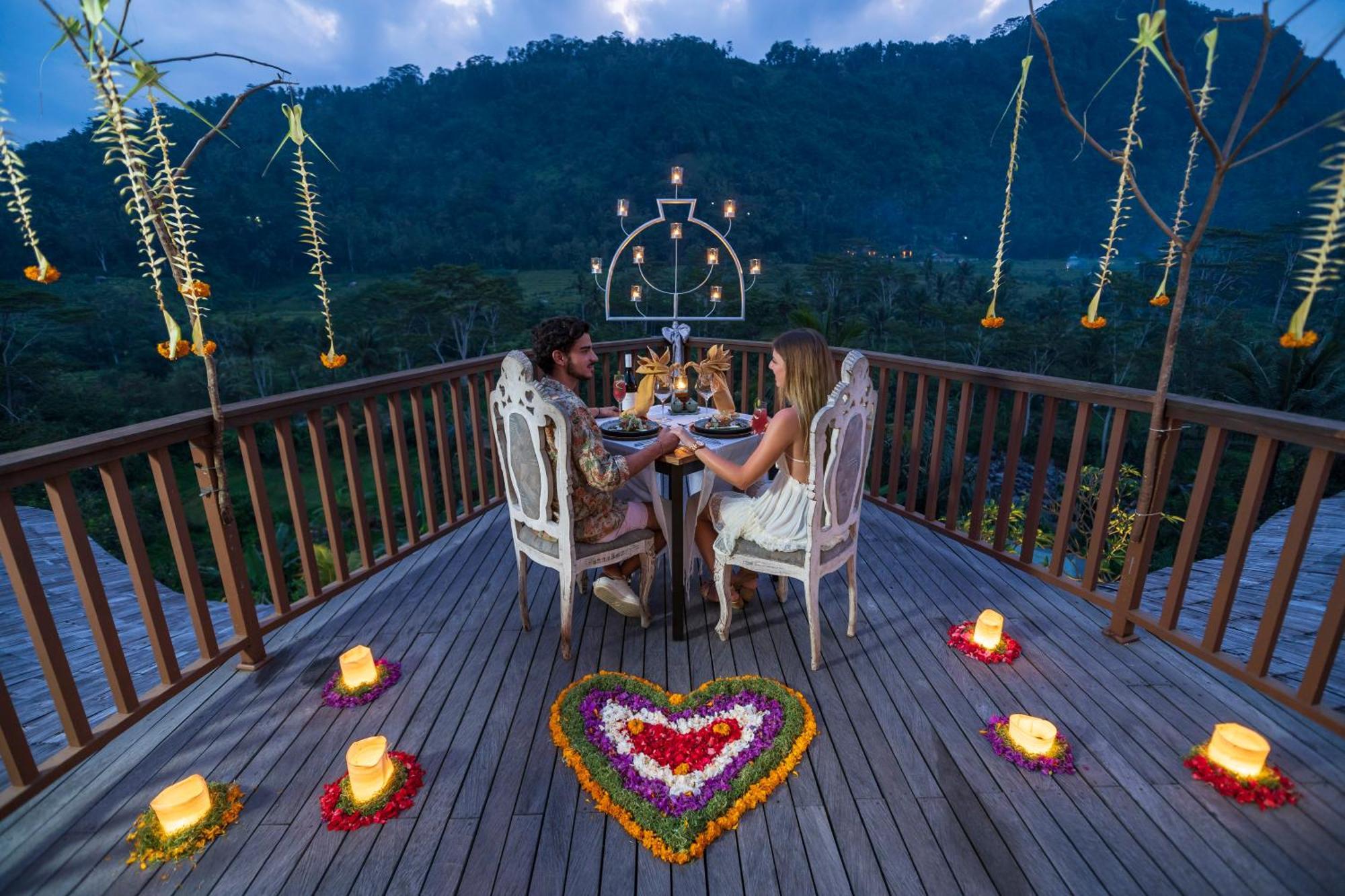 Hotel Wapa di Ume Sidemen - CHSE Certified Exterior foto A couple dining at the resort